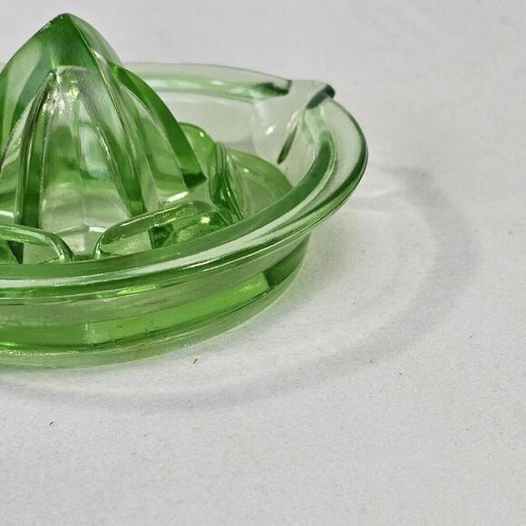 Vintage UV Uranium Green Glass Fruit Reamer Juicer - Picture 6 of 15